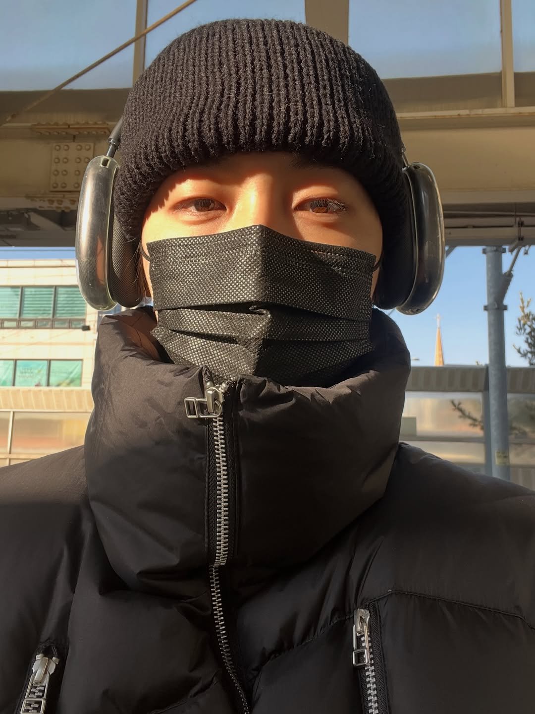 Photo by 윤현수 Yoon Hyunsoo on March 11, 2026. May be an image of one or more people, goosedown coat, duffle coat, face mask, parka and text.