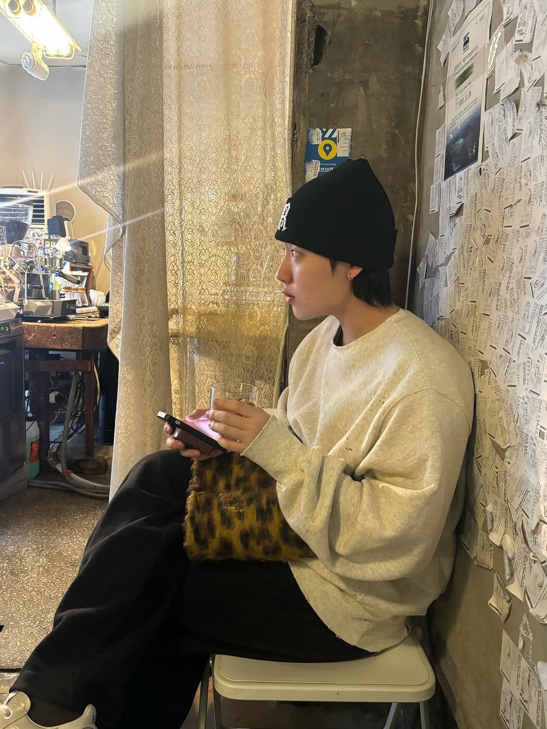 Photo by 윤현수 Yoon Hyunsoo on January 03, 2026. May be an image of duffle coat, phone, turtleneck, sweatpants, beret and cornflower.