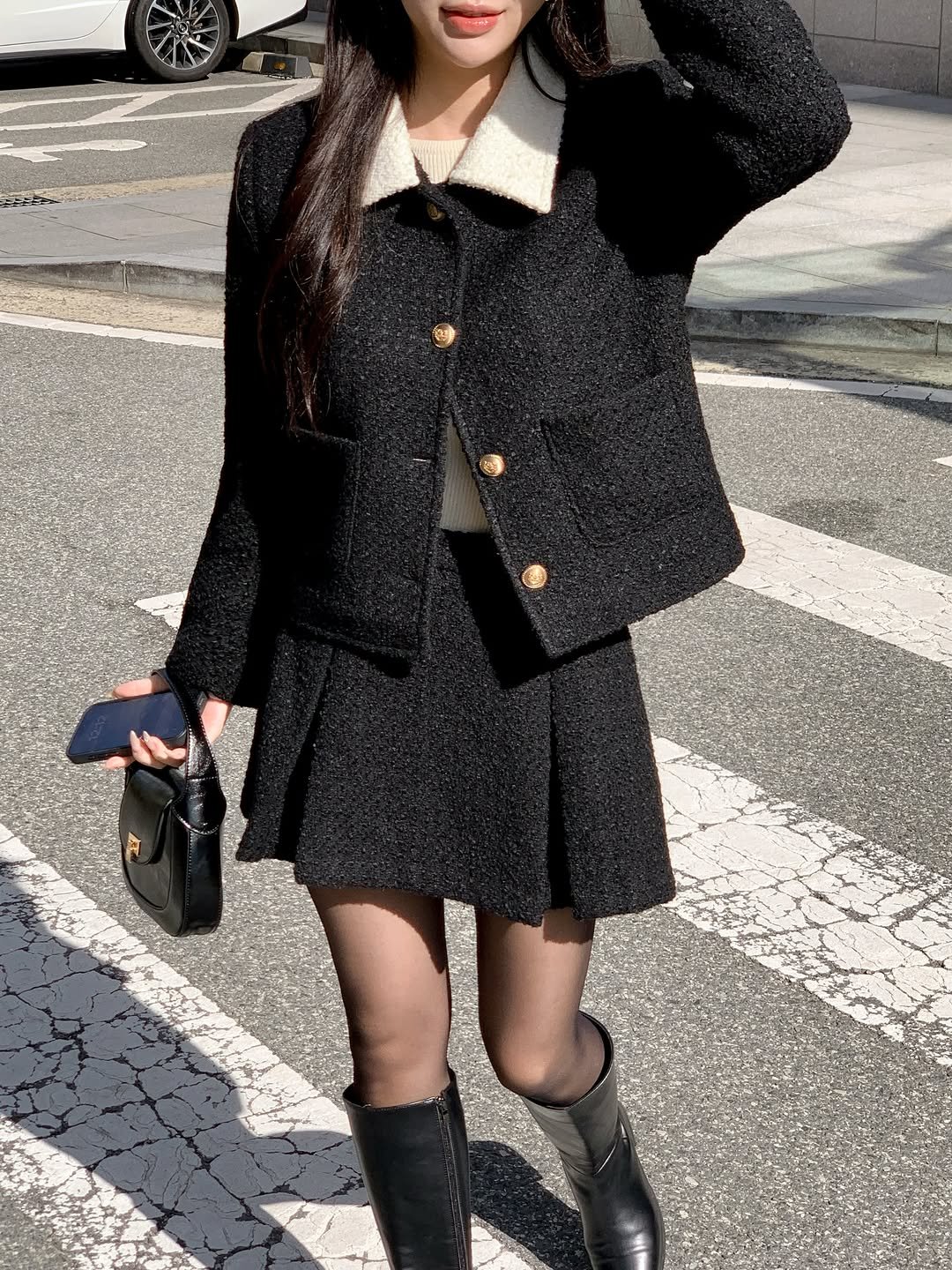 Photo by 정이네 데일리룩 l 정이🎀 l 하객룩 출근룩 마실룩 on November 21, 2025. May be an image of duffle coat, overcoat, suit, miniskirt, blazer and text.