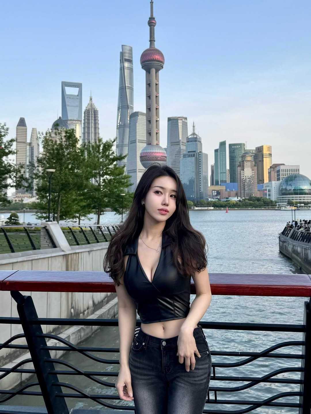 Photo by 𝓫𝓵𝓪𝓲𝓻𝓮🌹 on June 23, 2025. May be an image of 1 person, the CN Tower, skyscraper and text.