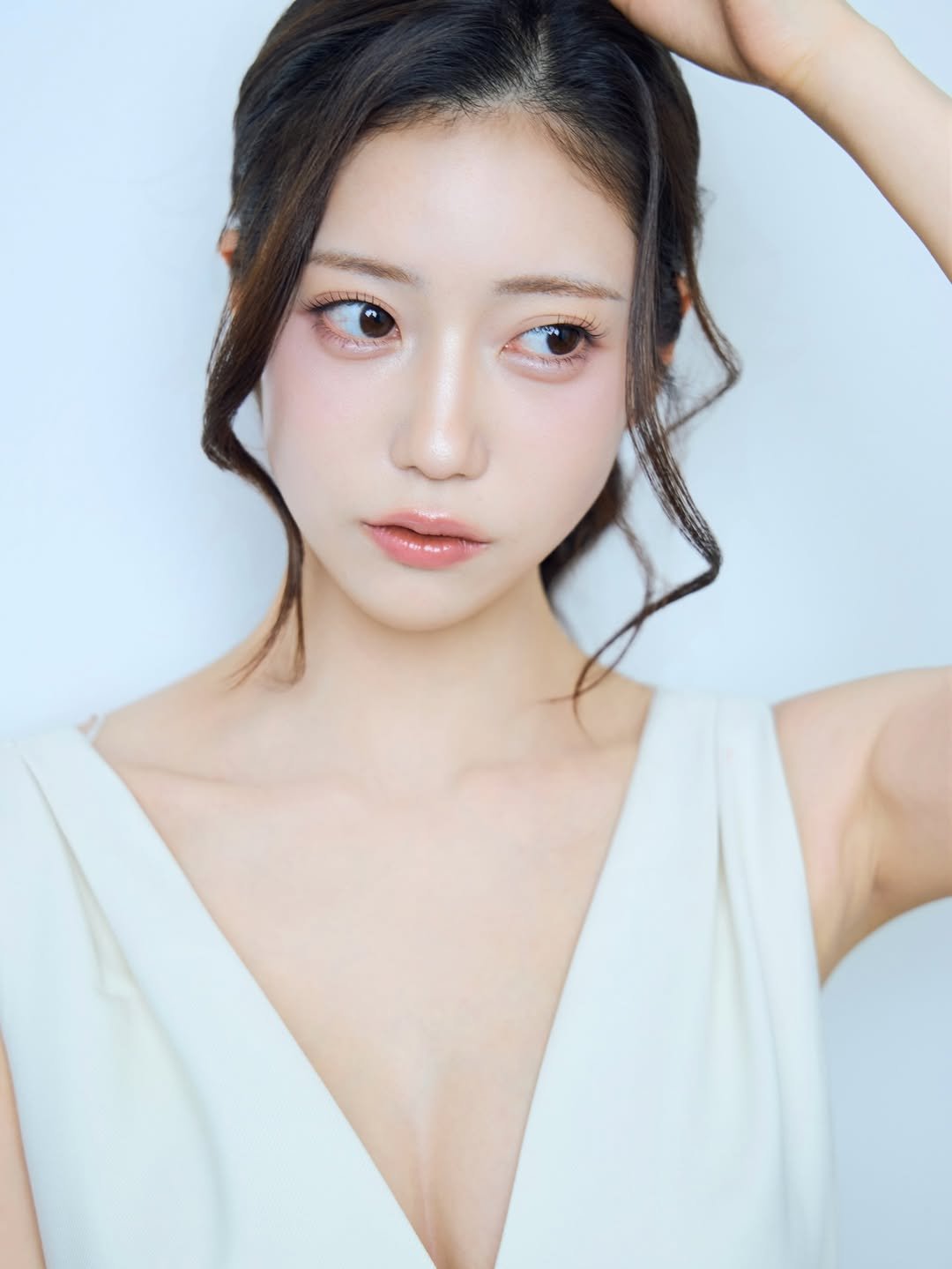 Photo by 阿部なつき on January 25, 2026. May be an image of one or more people, braids, makeup, dress and text.