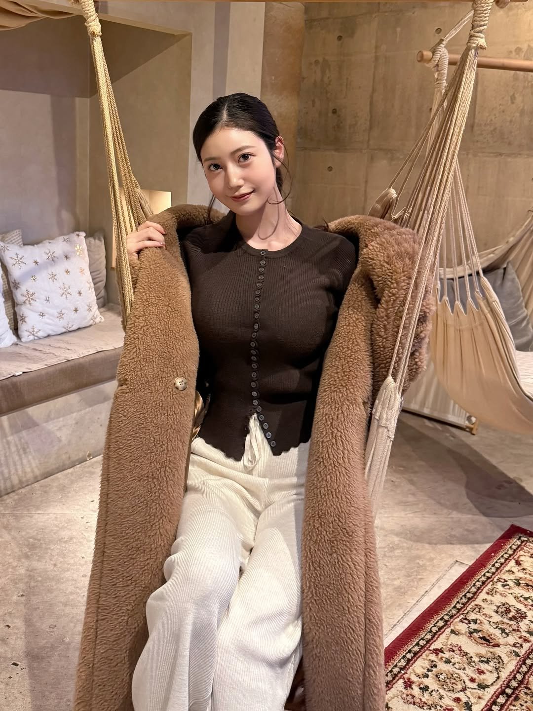 Photo shared by 阿部なつき on December 26, 2025 tagging @musch_sonezaki. May be an image of sable coat, macrame, overcoat, hammock, chaise lounge and text.