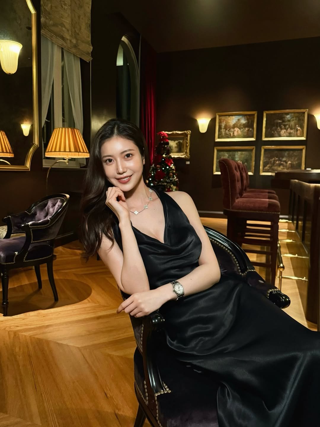 Photo by 阿部なつき on December 24, 2025. May be an image of dress and text.