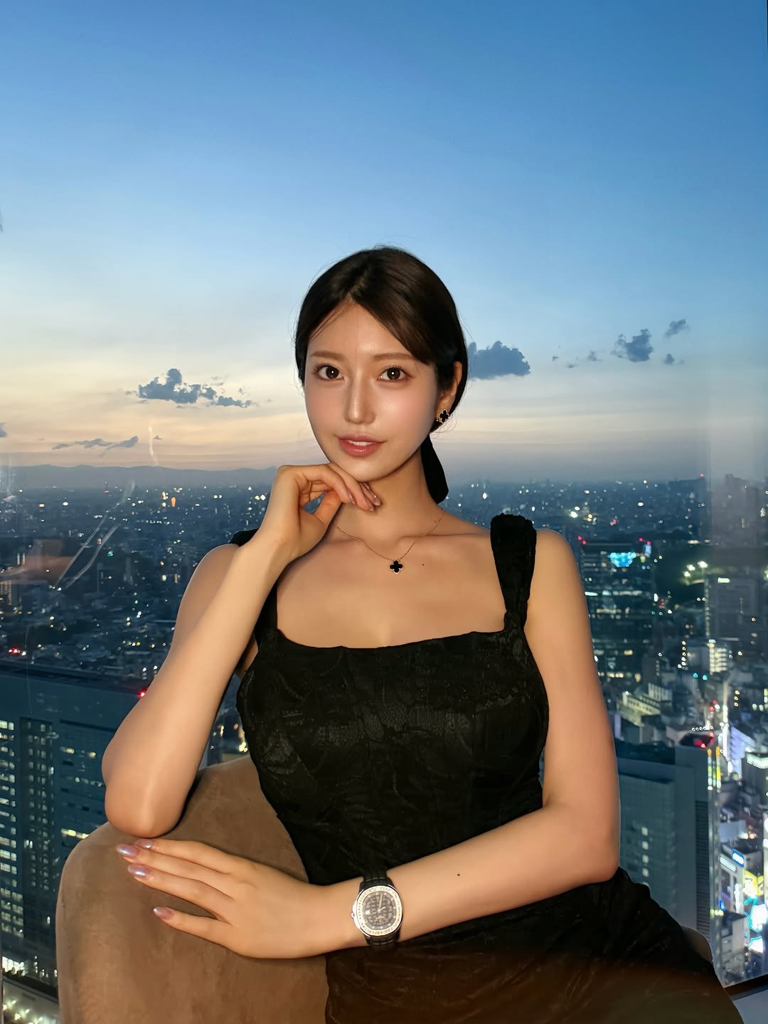 Photo by 阿部なつき on April 11, 2026. May be an image of skyscraper, Victoria Peak, tower and text.