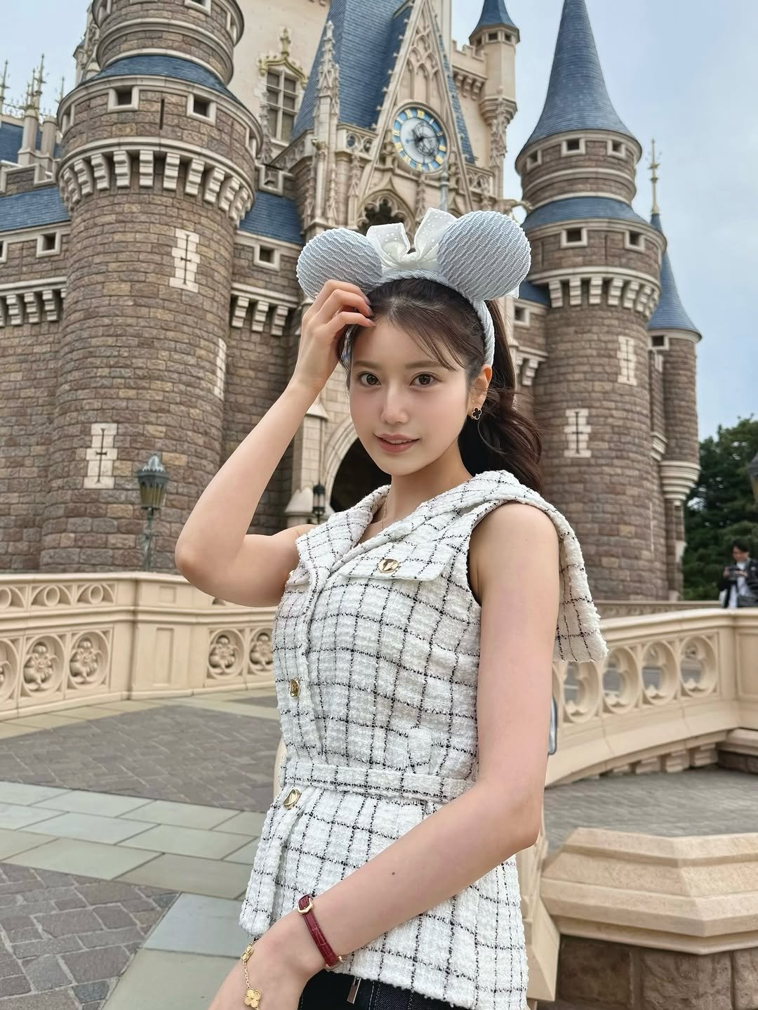 Photo shared by 阿部なつき on April 25, 2026 tagging @randy_online_. May be an image of castle and text.