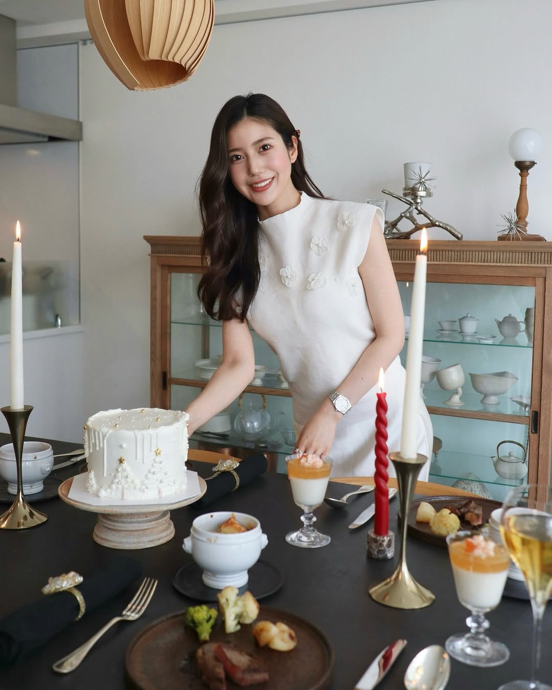 Photo by 阿部なつき on November 08, 2025. May be an image of candle holder, cake, candle, tableware, prairie gentian and text.