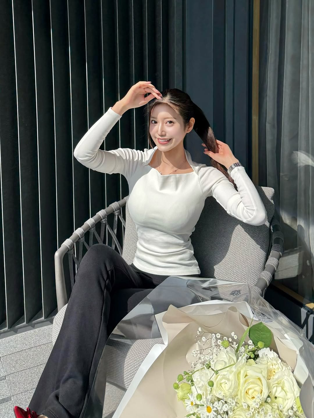 Photo by 阿部なつき on February 26, 2026. May be an image of one or more people, flower arrangement, white lily, prairie gentian and text.