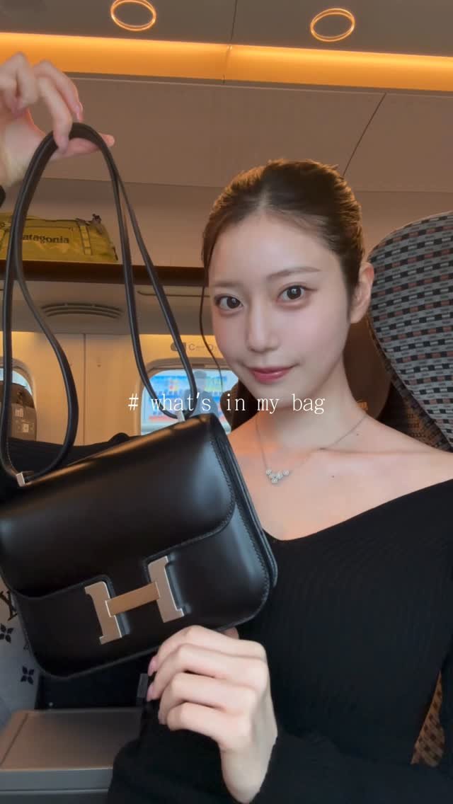 i.am_natsuki_ 게시물 이미지: かばんの中身🧳🖤

新幹線で撮ってみた、、🚅
といいつつ、カバンの中、全然入ってないんですけど...