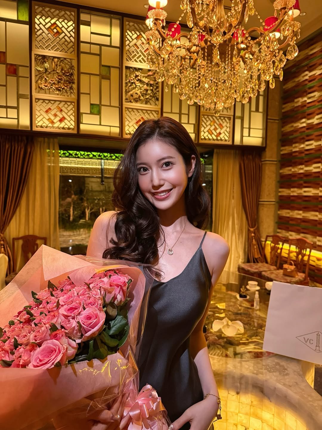 Photo by 阿部なつき on October 05, 2025. May be an image of 1 person, flower arrangement, prairie gentian, rose and text.