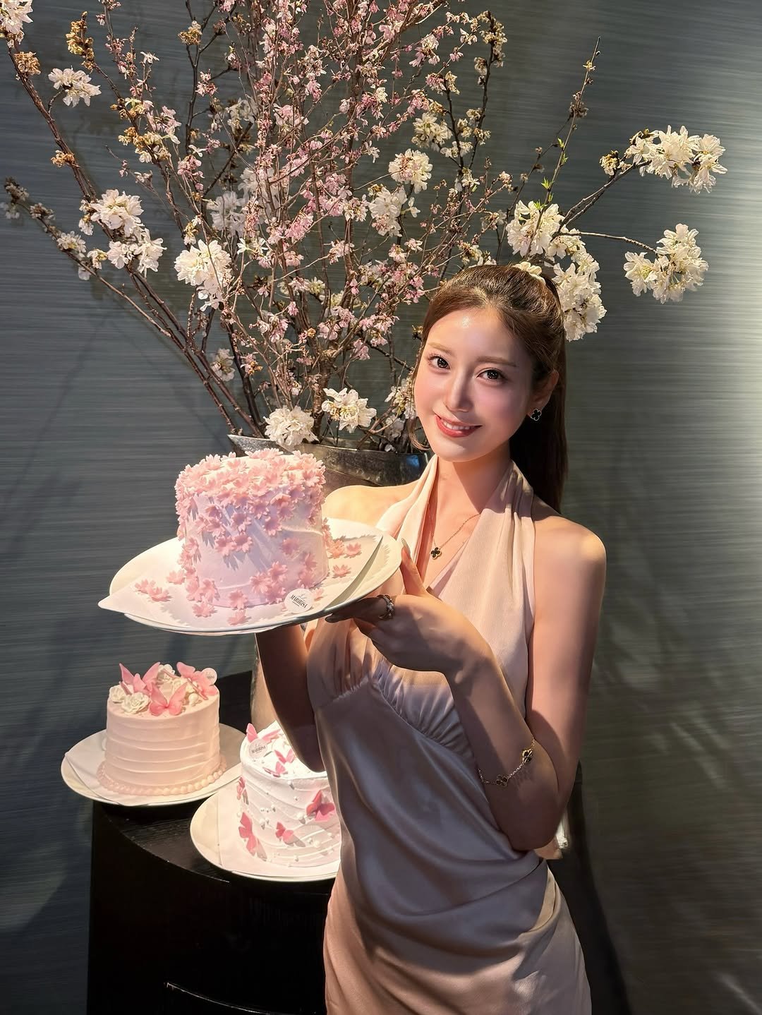 Photo shared by 阿部なつき on April 01, 2026 tagging @dolce_maririsa, and @dolce_maririsa_osaka. May be an image of wedding cake, flower arrangement, prairie gentian and text.
