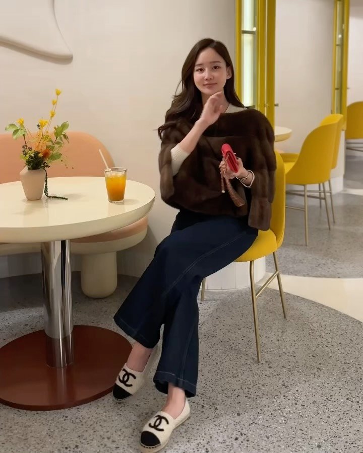 i.love.jh 게시물 이미지: 매년 인기템 하나더🤍
밍크 케이프에요
가격이 너무좋죠, ㅎㅎ
자켓 하시는분들 하나씩...