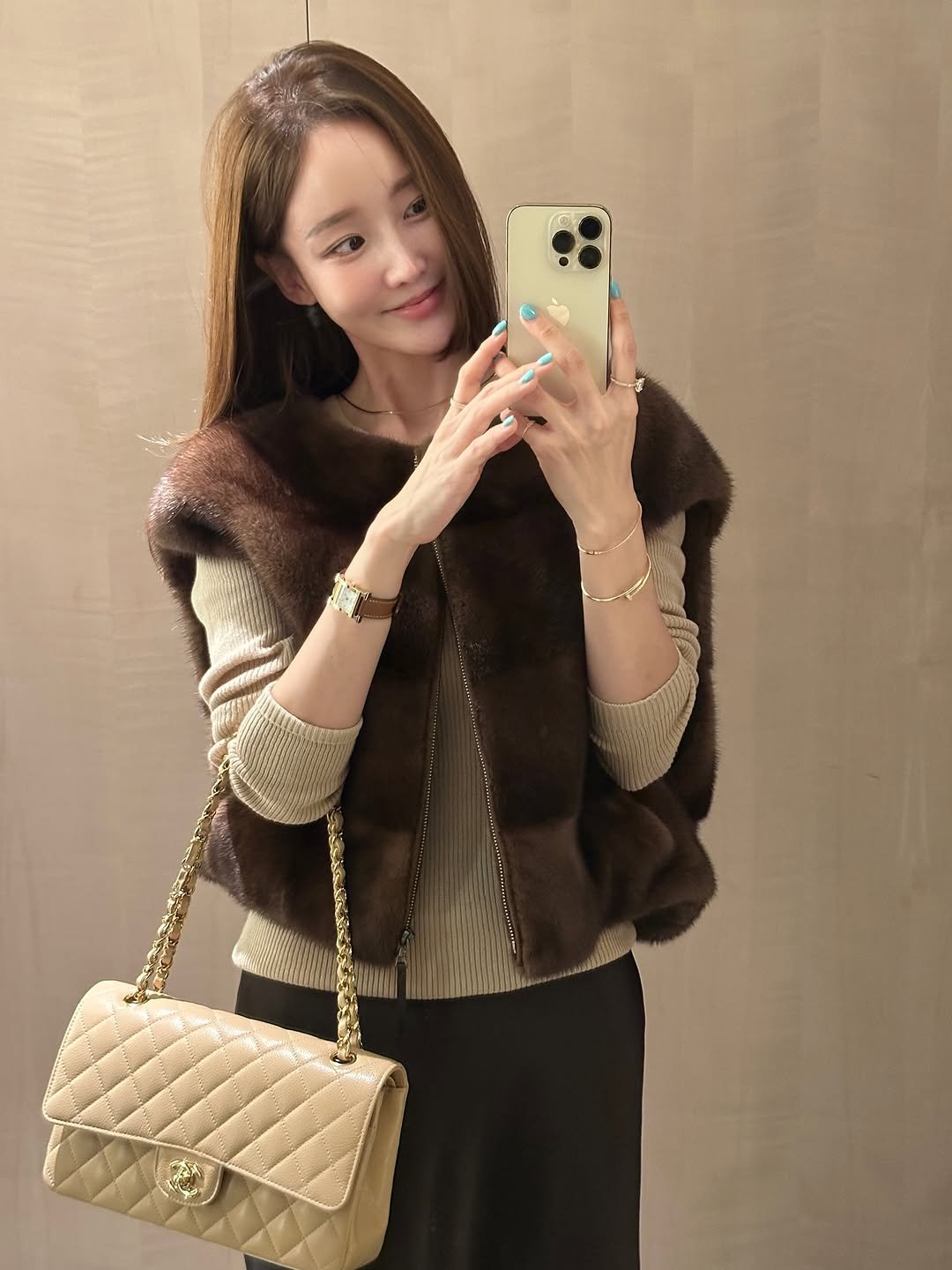 Photo by 이수경 on September 03, 2025. May be an image of 1 person, sable coat, purse and text.