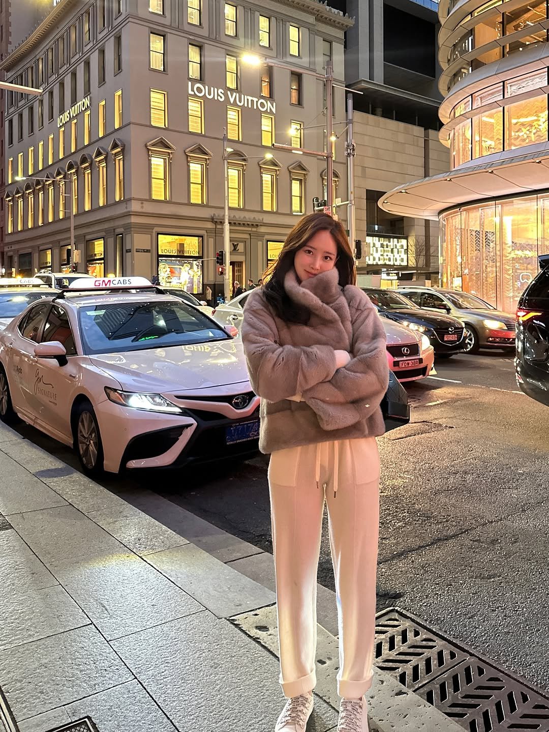 Photo by 이수경 on September 08, 2025. May be an image of 1 person, sable coat, overcoat, goosedown coat, parka, sweatsuit, street and text.