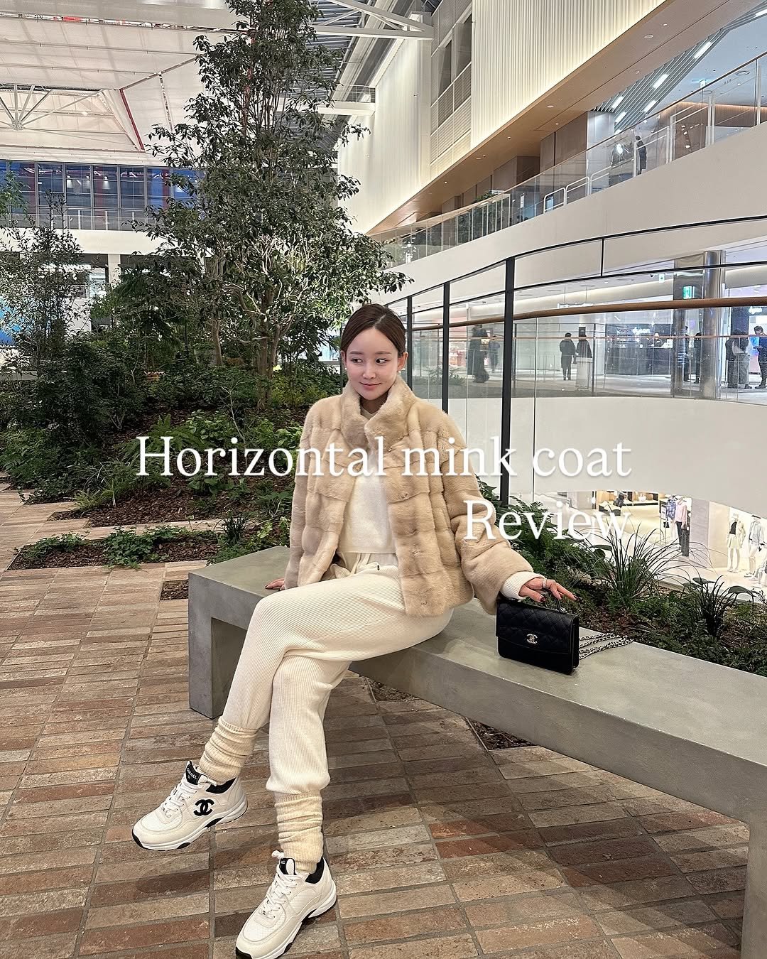 Photo by 이수경 on September 04, 2025. May be an image of 1 person, duffle coat, overcoat, christmas tree, parka and text that says 'Horizontal Horizontalmink.coat minkcoat coat minl Revieai Revie 번격'.