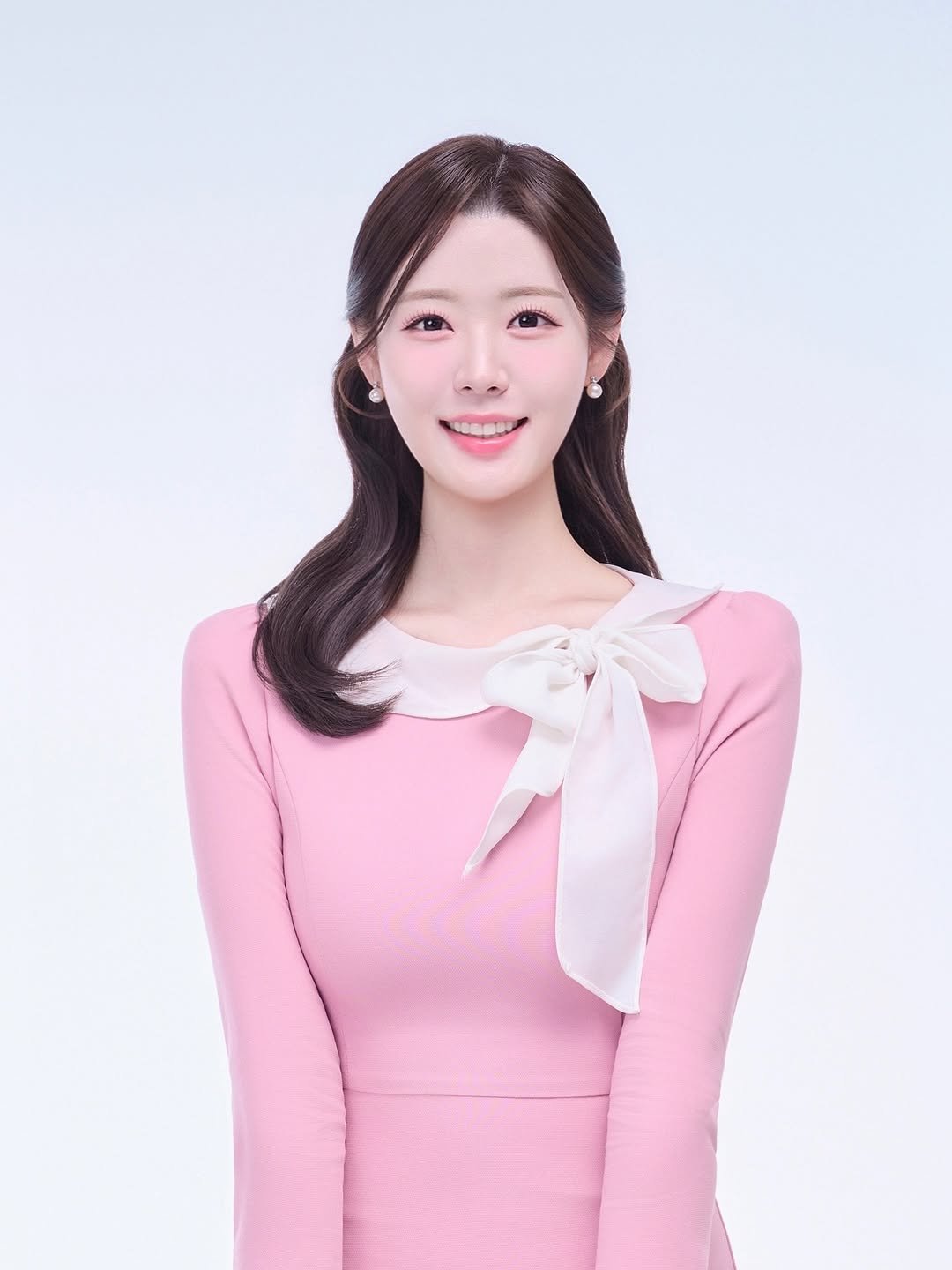 Photo shared by 더클래스모나크청담 양수정부원장 on April 20, 2026 tagging @theclassmakeup, and @jeonsra0322. May be an image of top, dress, net and text.