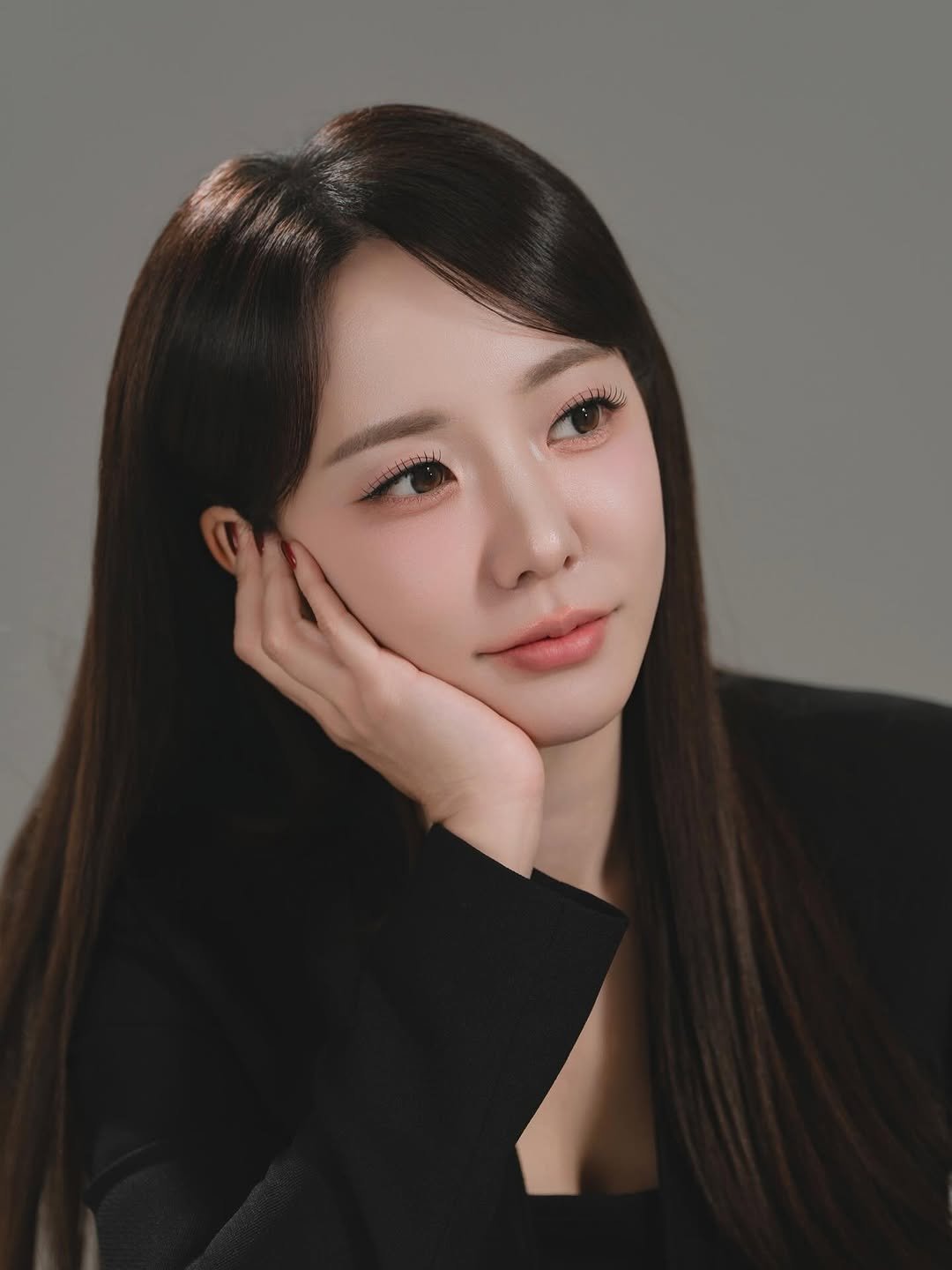 Photo shared by 최시은 아나운서🐰 on January 01, 2026 tagging @jo_ahrang, and @i0i88. May be a closeup of one or more people, makeup, hair and text.