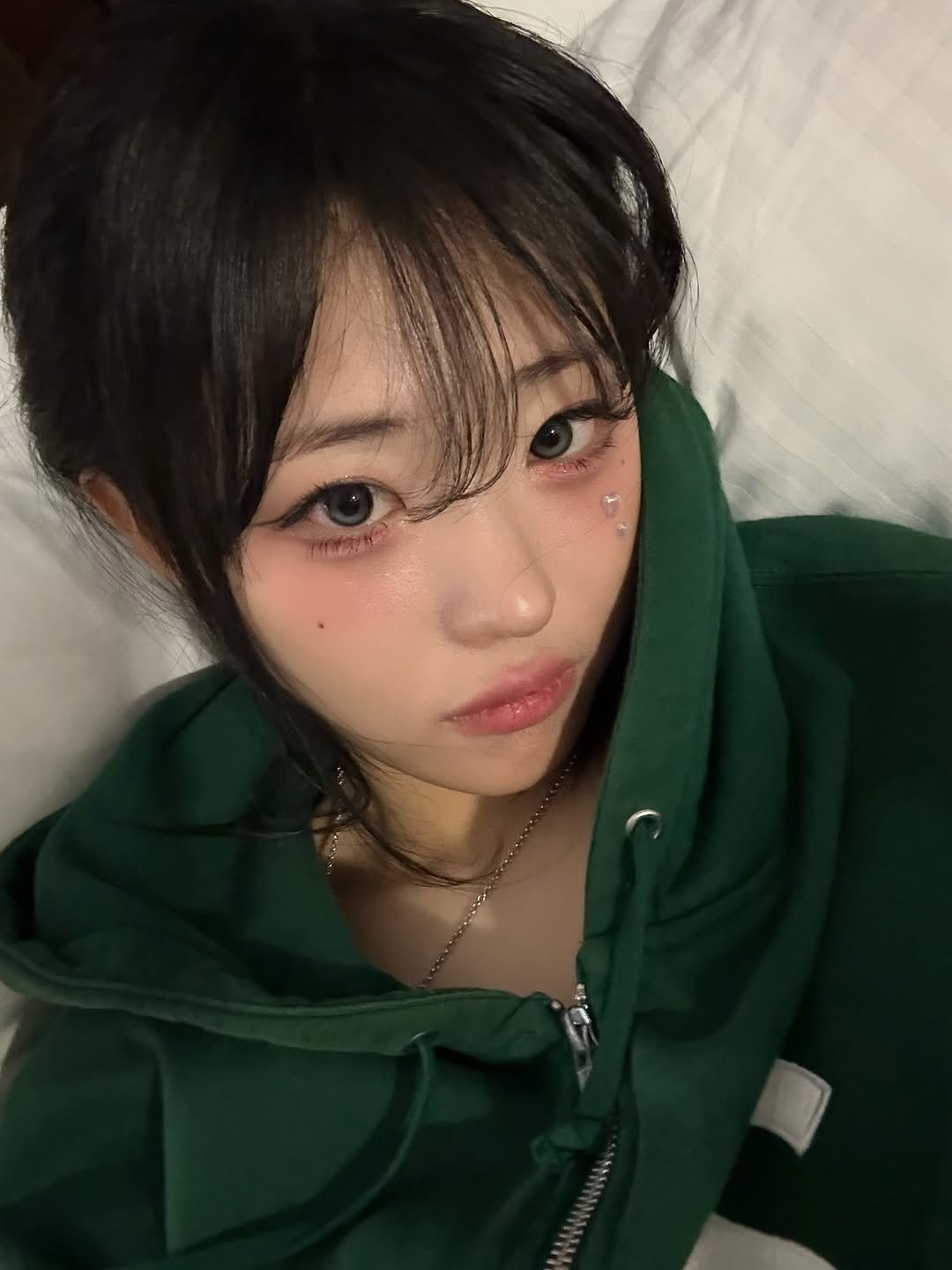 Photo by Hina ひな on November 18, 2025. May be an image of one or more people, hair, parka and text.