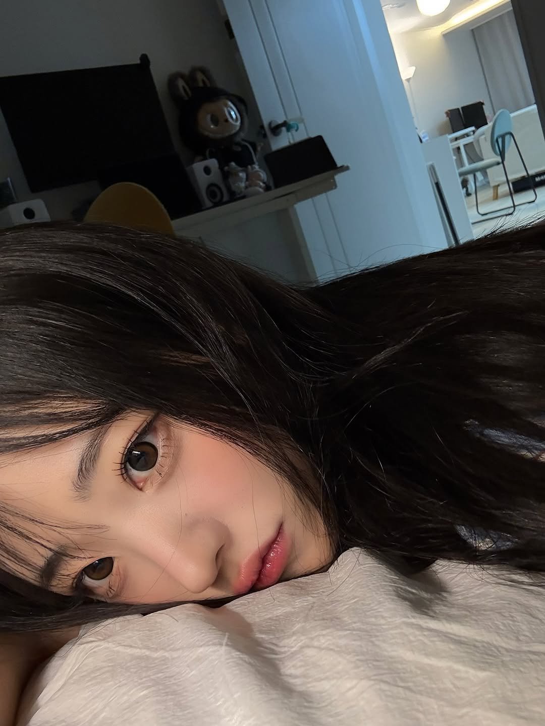 Photo by Hina ひな on August 17, 2025. May be a selfie of 1 person, hair, bedroom and text.