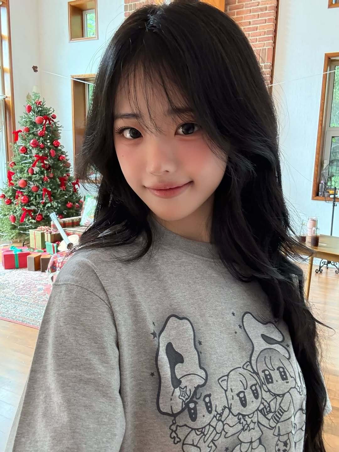 Photo shared by Hina ひな on October 14, 2025 tagging @ames_worldwide, and @qwerband_official. May be a selfie of one or more people, hair, sweater, top, sweatshirt, turtleneck and text.