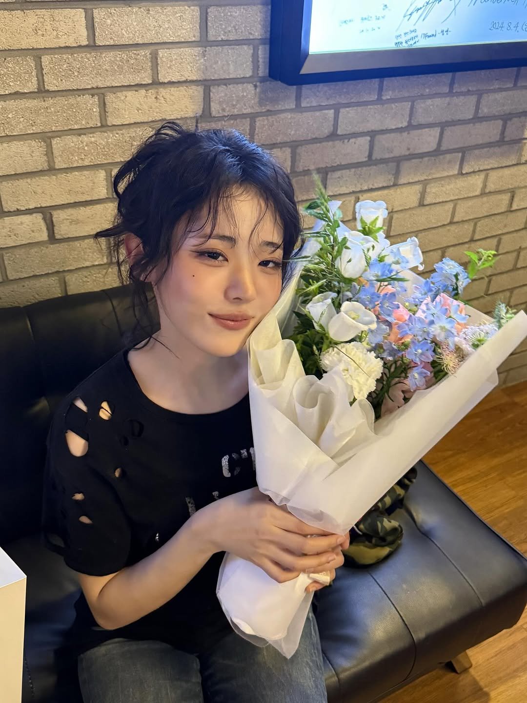 Photo by Hina ひな on June 11, 2025. May be an image of 1 person, hair, flower arrangement, white lily, prairie gentian, baby's-breath, rose and text.