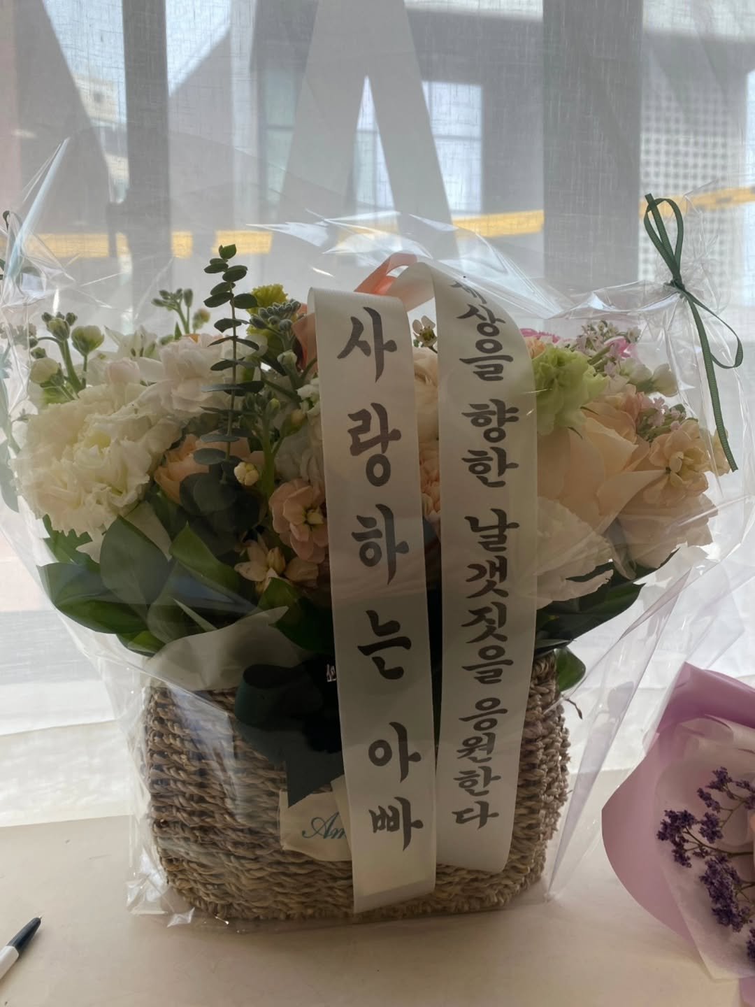 Photo by 이아리 on August 05, 2025. May be an image of baby's-breath, prairie gentian, peony, rose and text that says 'D'.