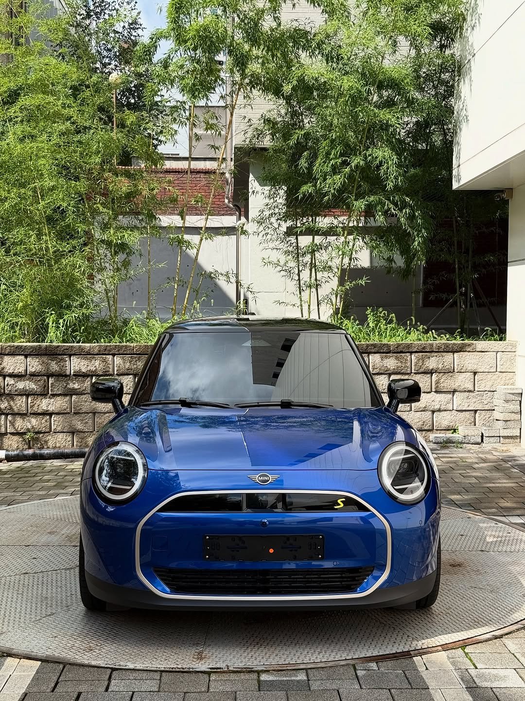 Photo shared by 미니쿠퍼 김은지팀장 on September 21, 2025 tagging @mini, @mini.korea.official, and @with._.mini. May be an image of car and text.