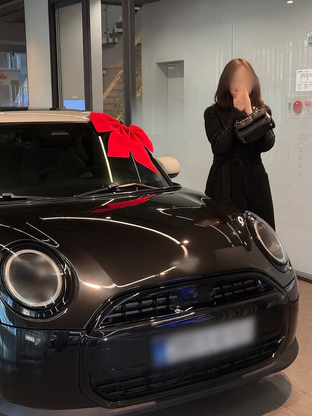 Photo shared by 미니쿠퍼 김은지팀장 on November 19, 2025 tagging @mini, @mini.korea.official, and @with._.mini. May be an image of car, miniskirt, roadster, wheel and text.