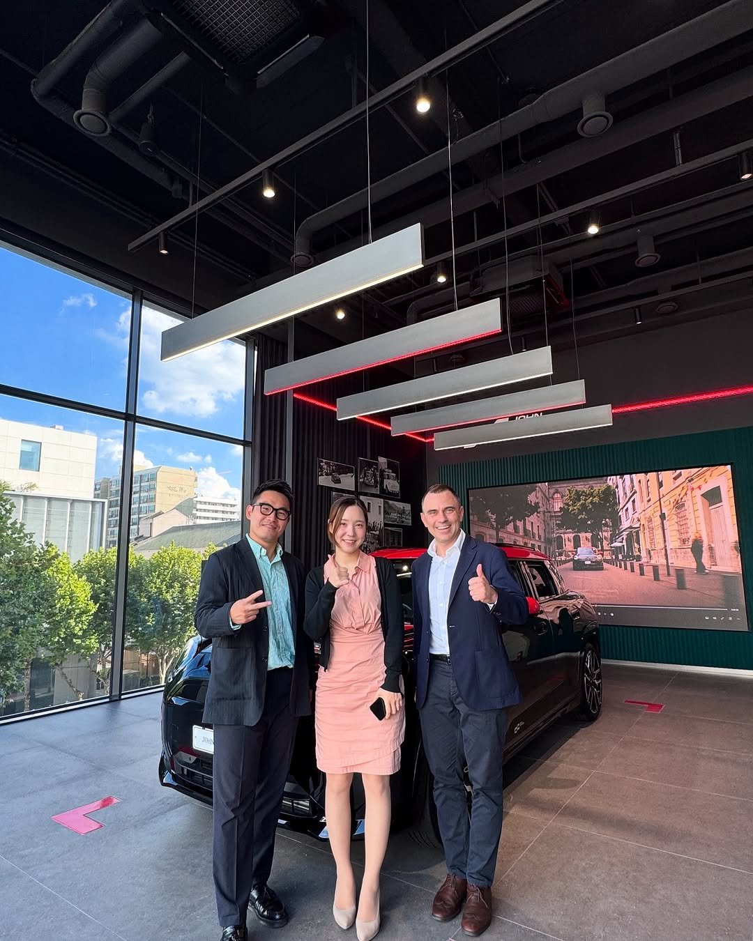 Photo shared by 미니쿠퍼 김은지팀장 on August 07, 2025 tagging @mini, @dmitry__shumeyko, @mini.korea.official, and @with._.mini. May be an image of 3 people, people standing, suit, office and text.