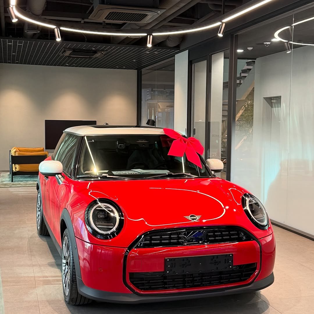 Photo shared by 미니쿠퍼 김은지팀장 on November 17, 2025 tagging @mini, @mini.korea.official, and @with._.mini. May be an image of minivan, sedan and text.