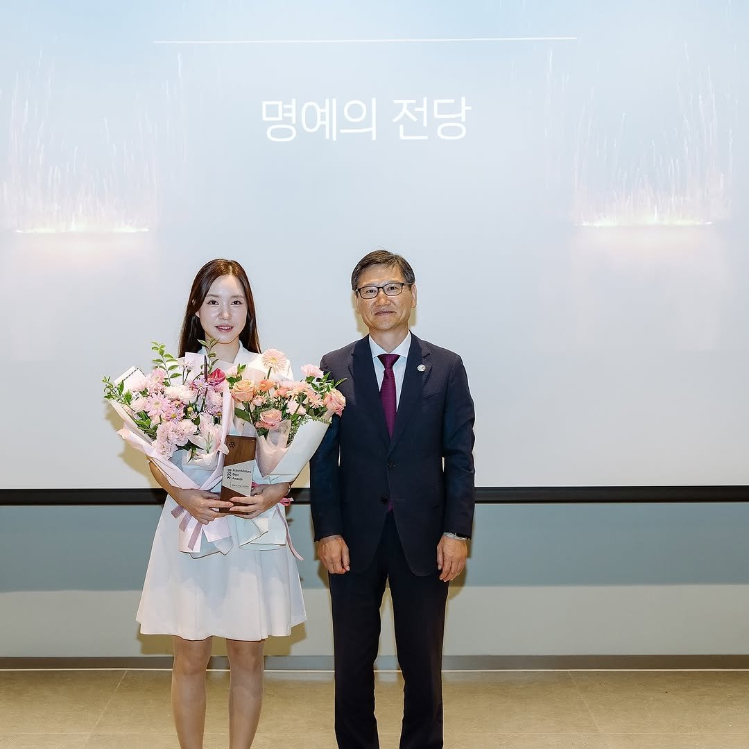 Photo shared by 미니쿠퍼 김은지팀장 on September 29, 2025 tagging @mini, @mini.korea.official, and @with._.mini. May be an image of 2 people, baby's-breath and text that says '명예의 전당'.