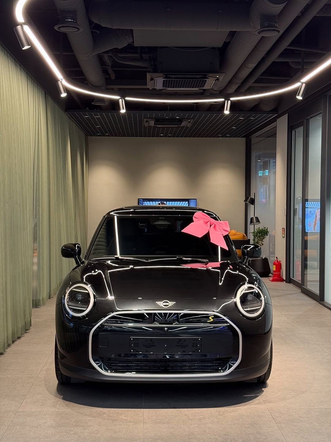 Photo shared by 미니쿠퍼 김은지팀장 on October 17, 2025 tagging @mini, @mini.korea.official, and @with._.mini. May be an image of roadster, sedan and text.