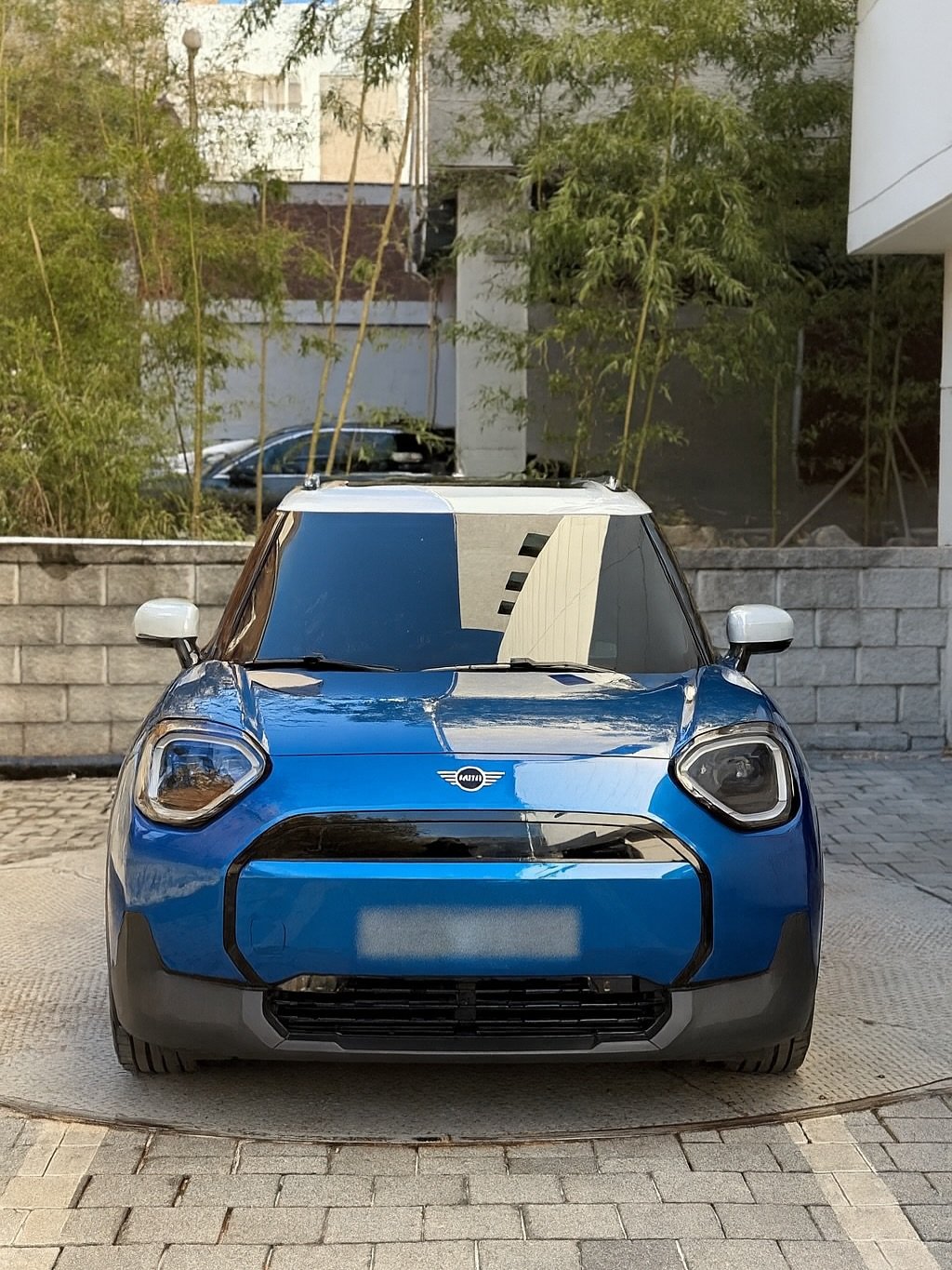 Photo shared by 미니쿠퍼 김은지팀장 on December 07, 2025 tagging @mini.korea.official, and @with._.mini. May be an image of car, minivan and text.