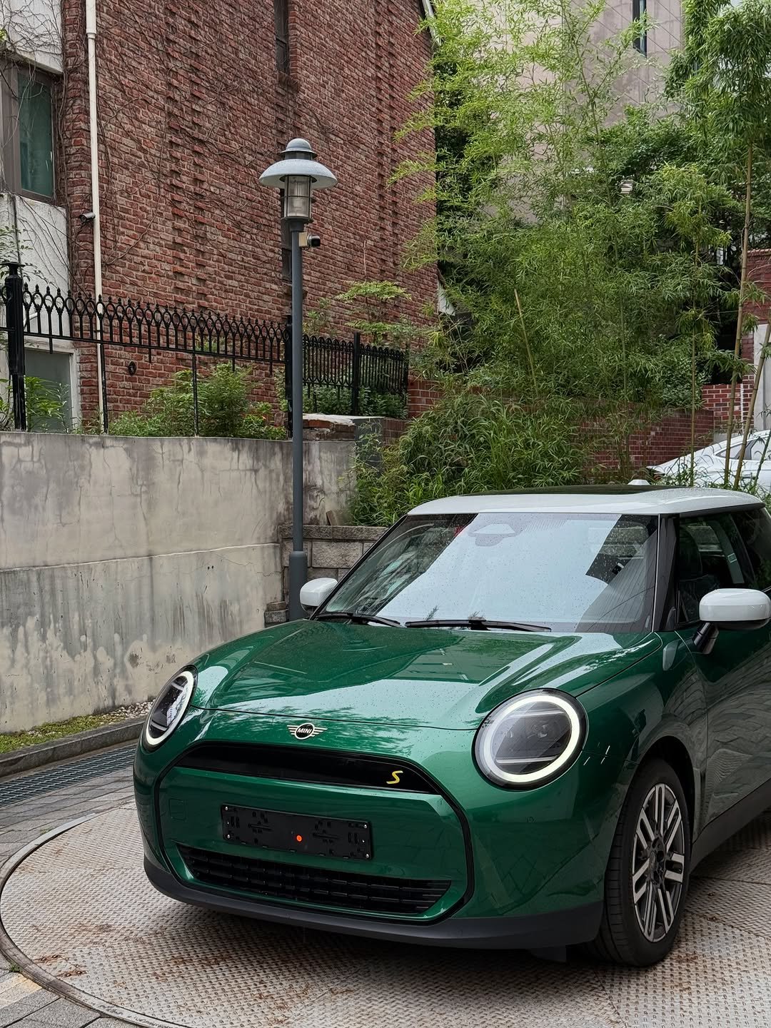 Photo shared by 미니쿠퍼 김은지팀장 on September 13, 2025 tagging @mini, @mini.korea.official, and @with._.mini. May be an image of car, lamppost, brick wall and text.