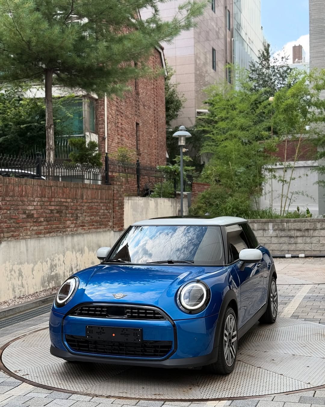 Photo shared by 미니쿠퍼 김은지팀장 on August 03, 2025 tagging @mini, @mini.korea.official, and @with._.mini. May be an image of car, convertible, roadster and text.