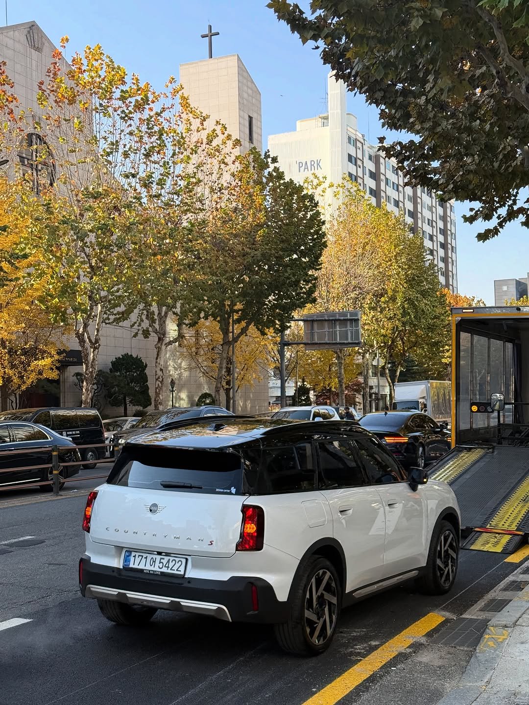 Photo shared by 미니쿠퍼 김은지팀장 on November 23, 2025 tagging @mini, @mini.korea.official, and @with._.mini. May be an image of car, minivan, road, street and text.