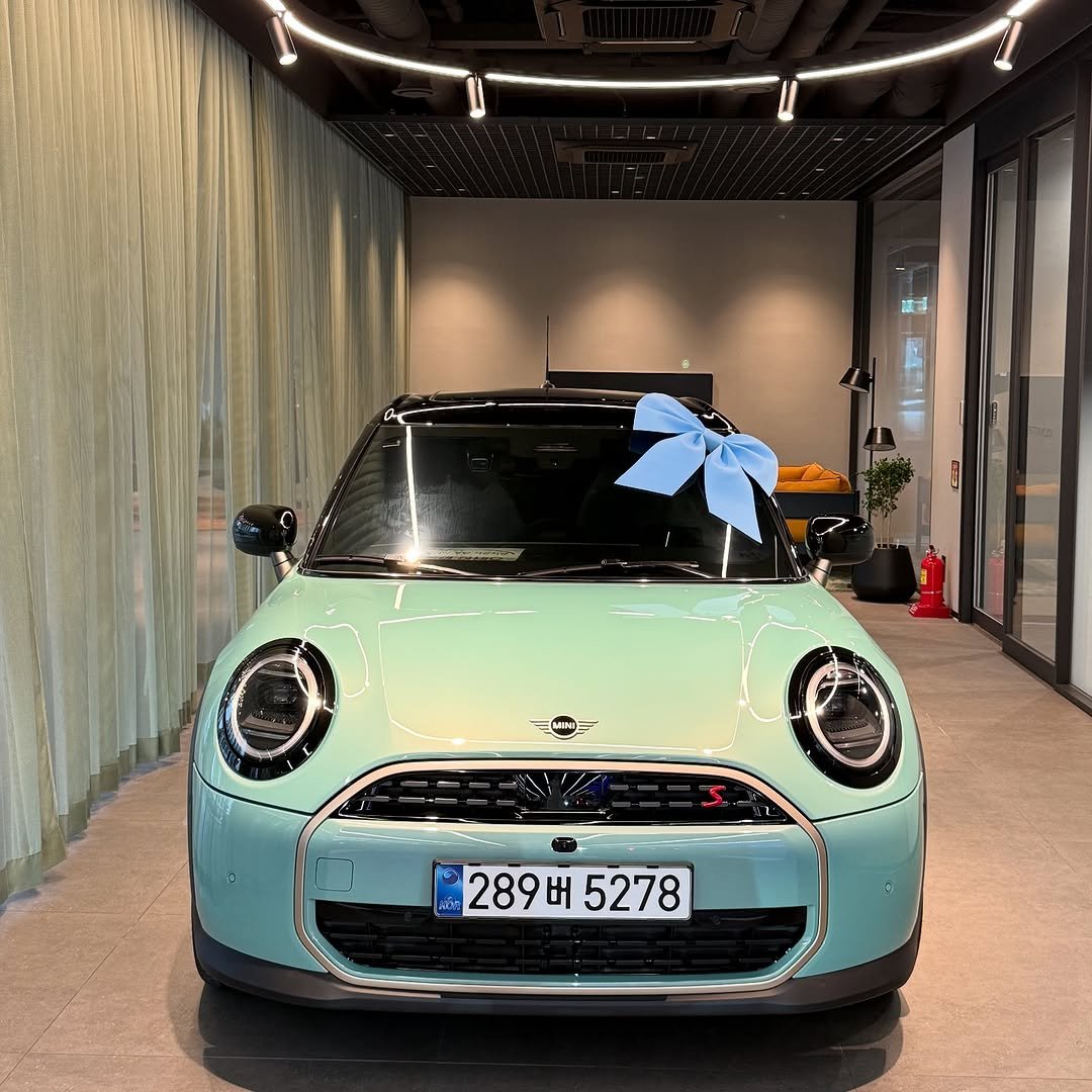 Photo shared by 미니쿠퍼 김은지팀장 on October 12, 2025 tagging @mini, @mini.korea.official, and @with._.mini. May be an image of car, wheel and text that says '江味 O s 289 버5278 289버5278 버'.
