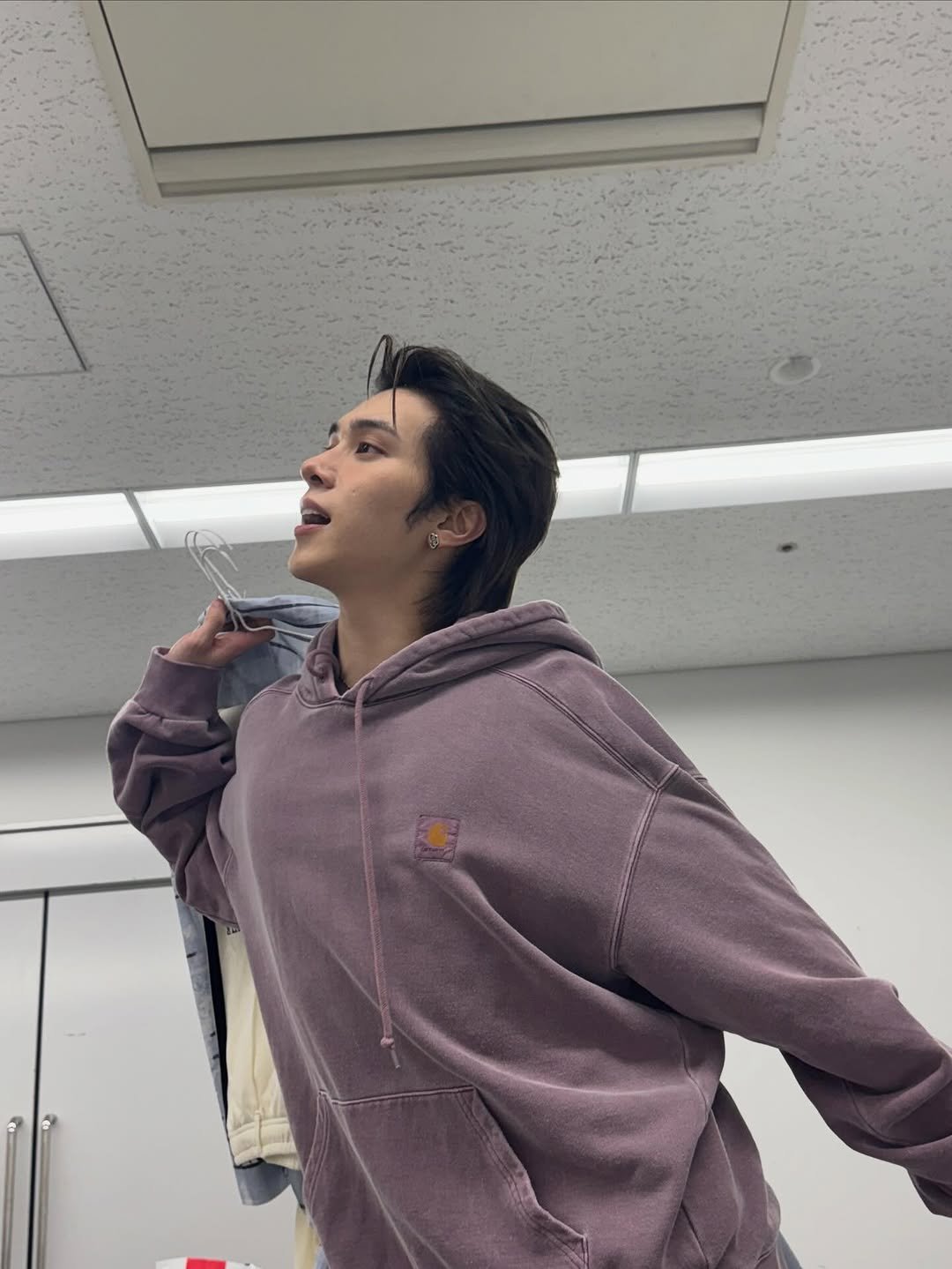 Photo by Hi👉🏻im Hendery👈🏻 on October 17, 2025. May be a selfie of one or more people, phone and sweatshirt.