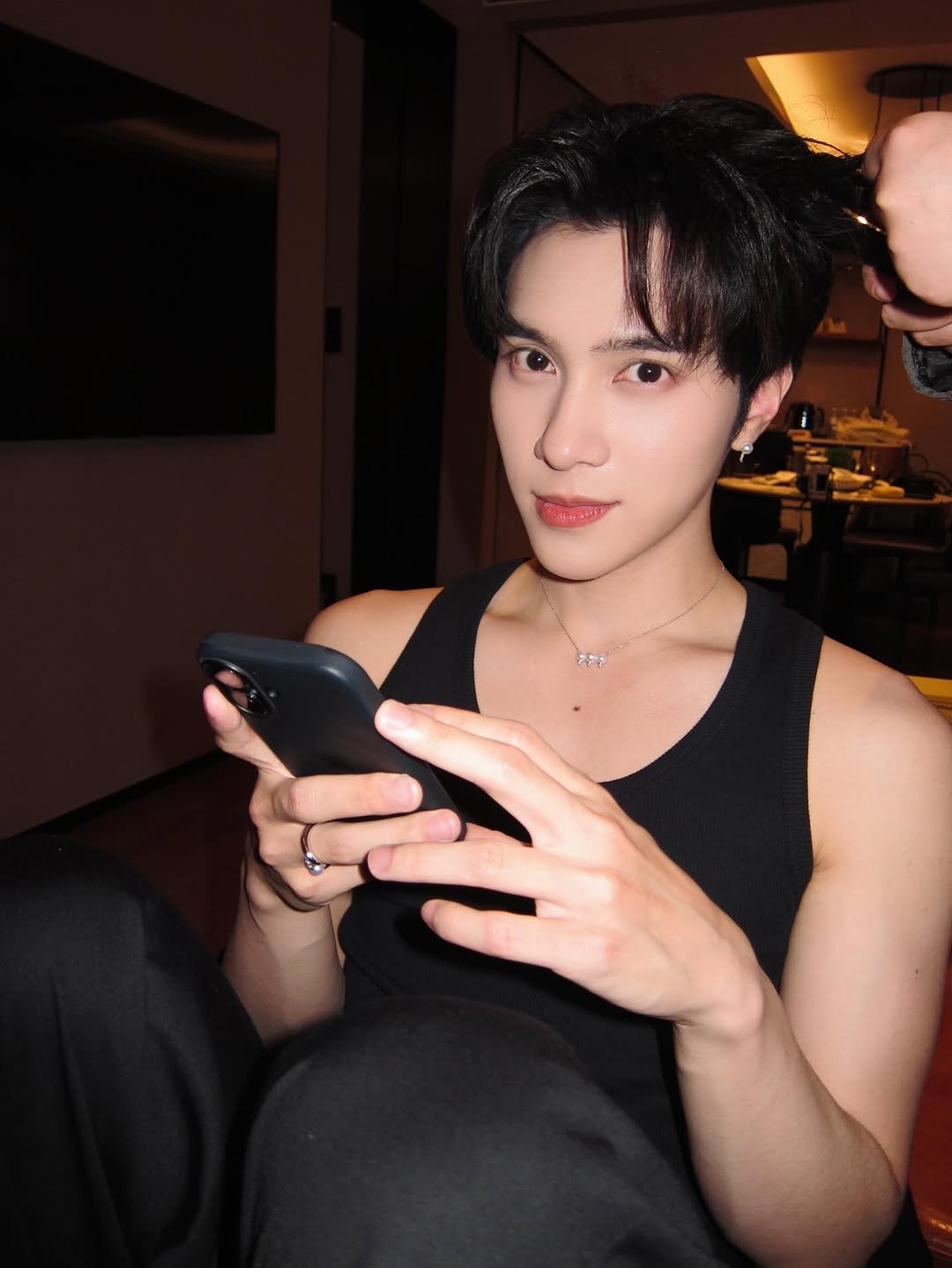 Photo by Hi👉🏻im Hendery👈🏻 on April 15, 2026. May be an image of one or more people, hair, phone and text.