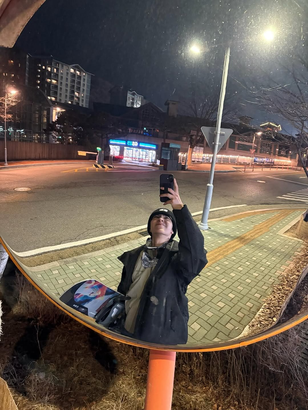 i_m_hendery 게시물 이미지: Snowboarding has become my must doing activity...