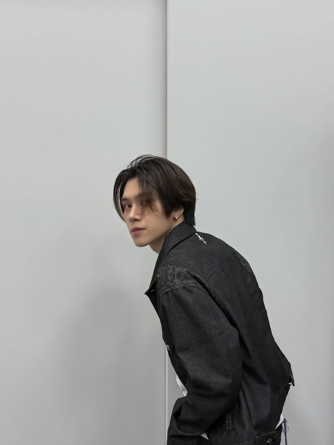 i_m_hendery 게시물 이미지: Kinda wanna learn some new picture poses~ any ideas?😌
