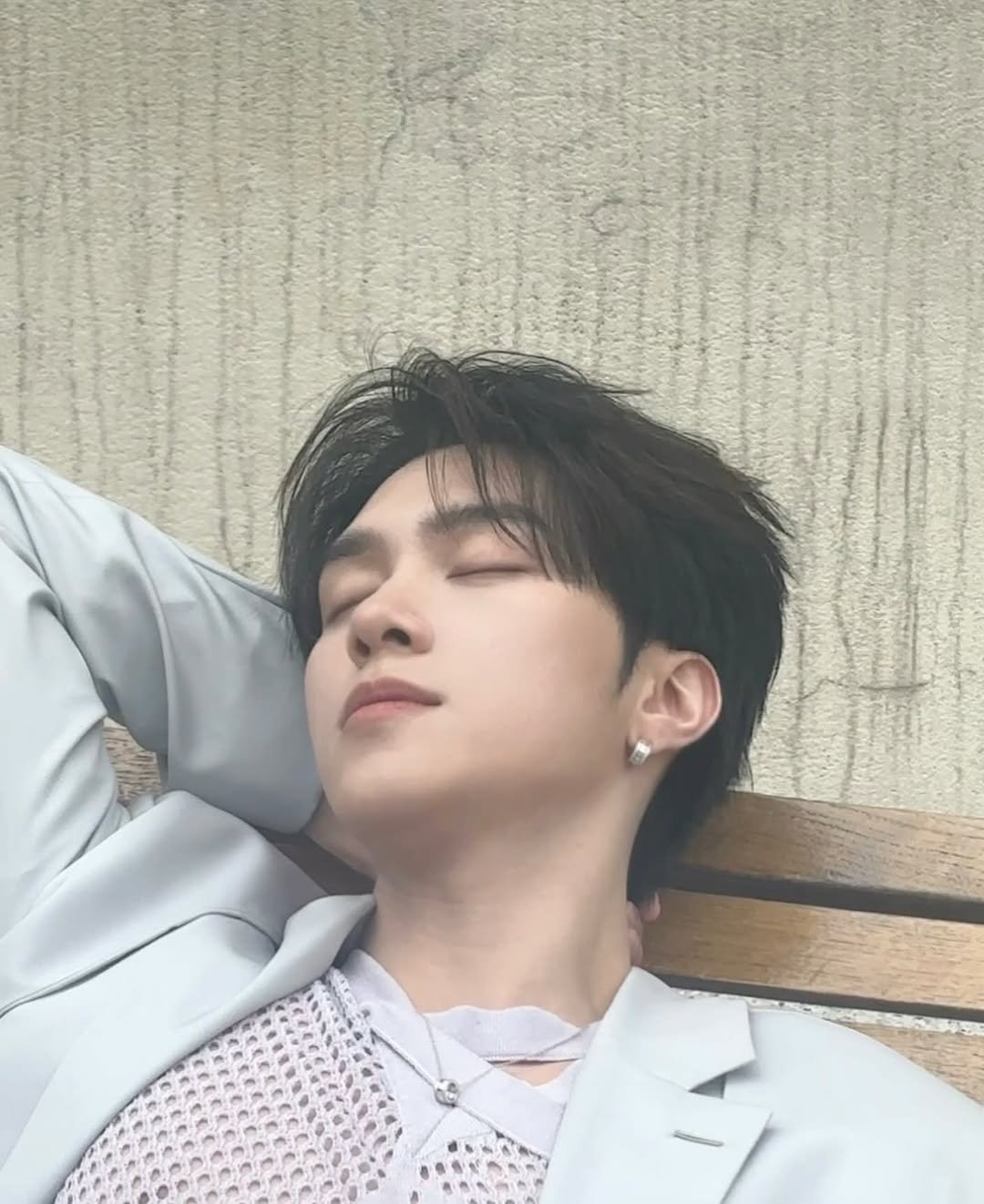 Photo by Hi👉🏻im Hendery👈🏻 on March 27, 2026. May be an image of one or more people, bangs, bolo tie and text.