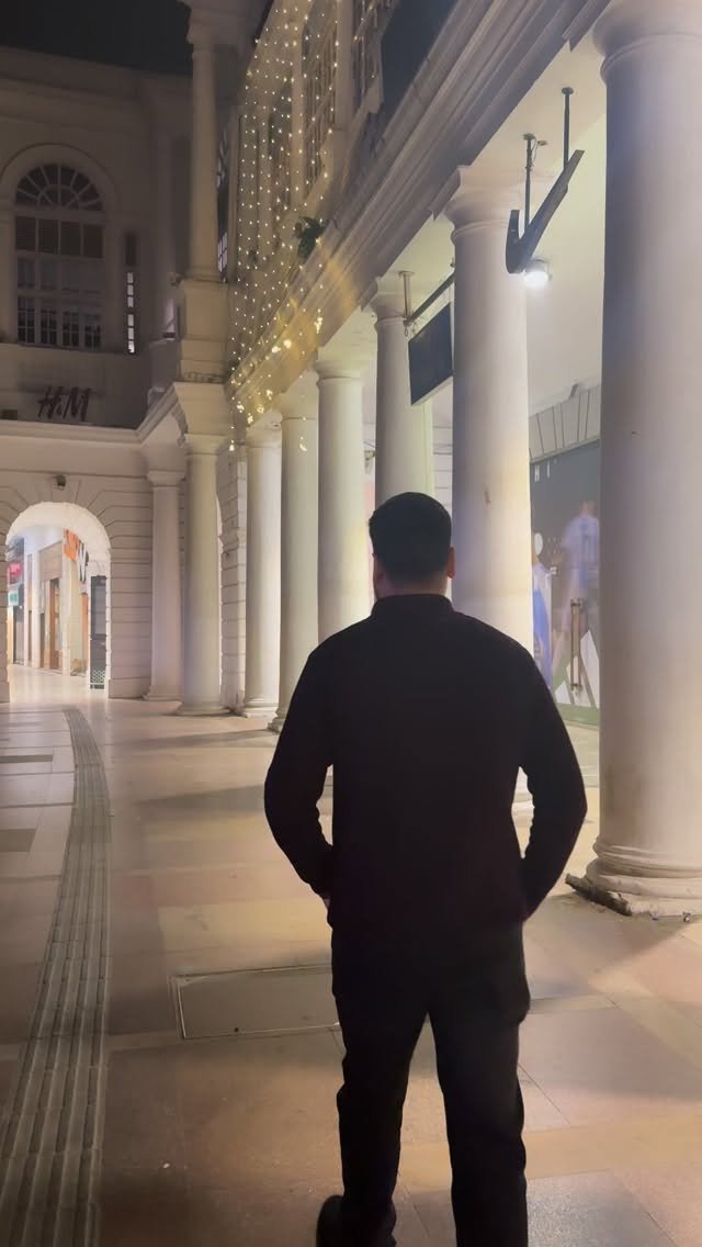 i_obaidshaikh 게시물 이미지: दिल्ली की हवा में एक अजीब सा नशा है। 💀