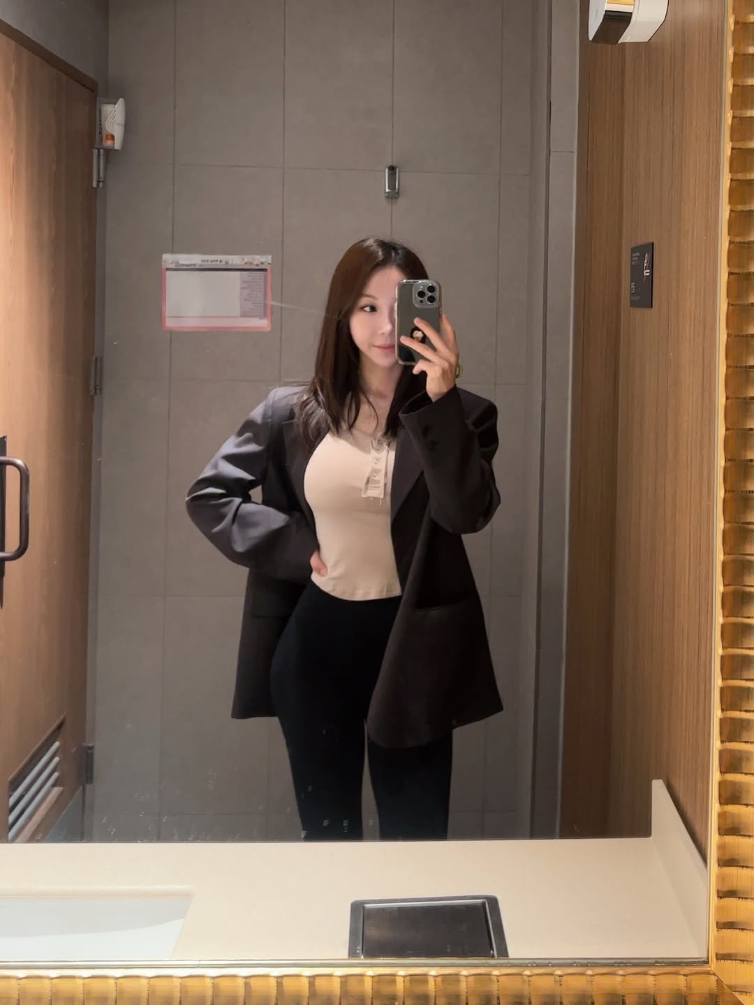i_woon 게시물 이미지: .
봄인가 여름인가 모르겠지만 좋아~
여기서 더 안더워졌으면 좋겠다!🌸