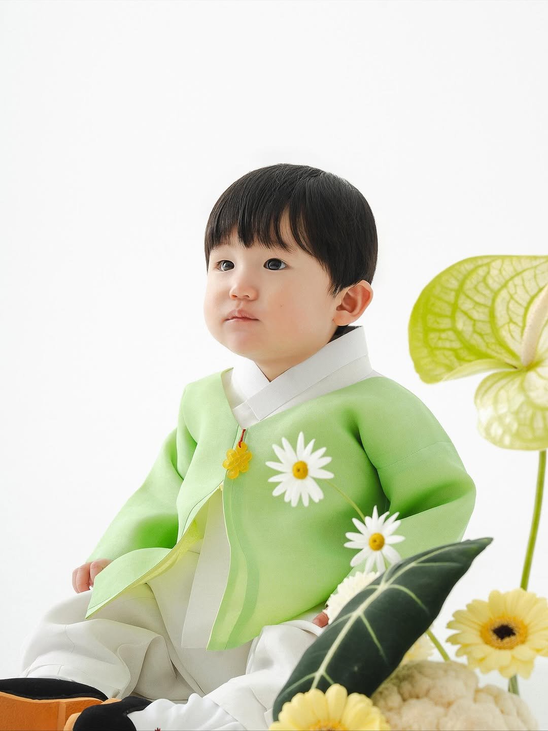 Photo shared by 이아한복 | 돌한복 백일한복 돌상 백일상 on November 08, 2025 tagging @hyunsee.studio.