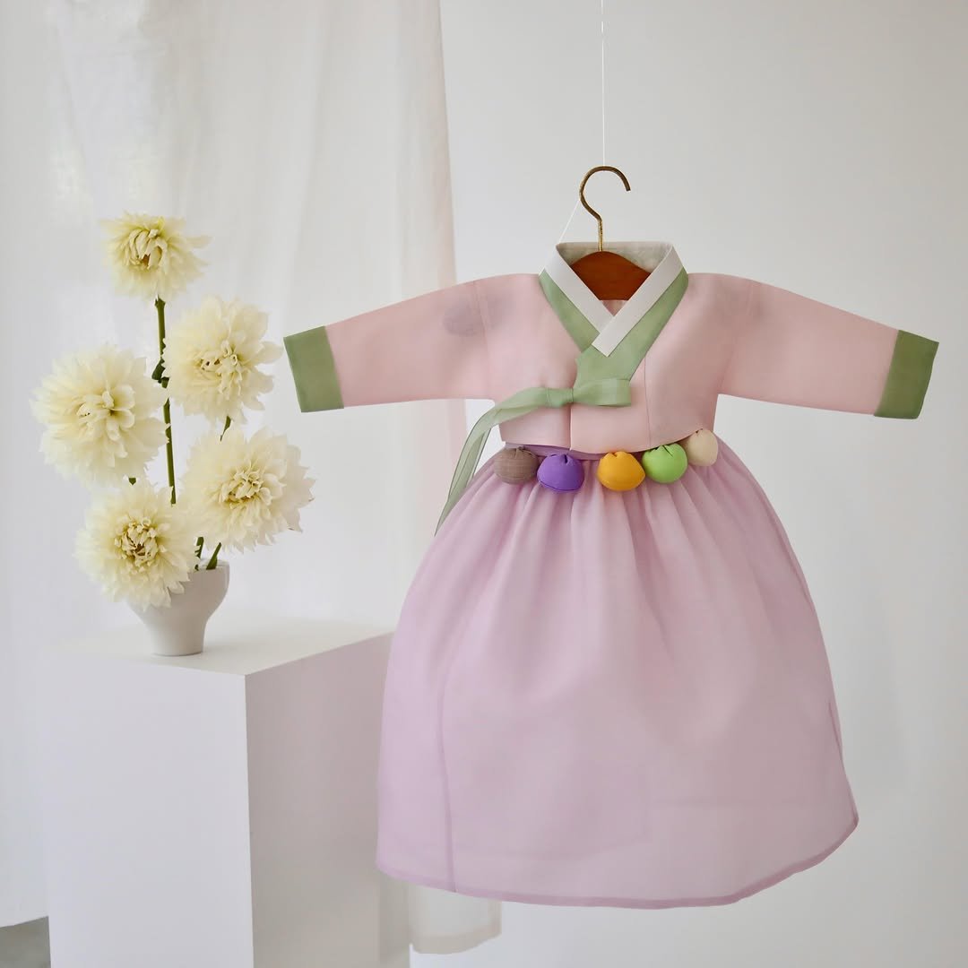 ia_hanbok 게시물 이미지: 봄빛 한 스푼🌷
은은한 연분홍 위로 민트빛 고름이 내려앉고
동글동글 오색...