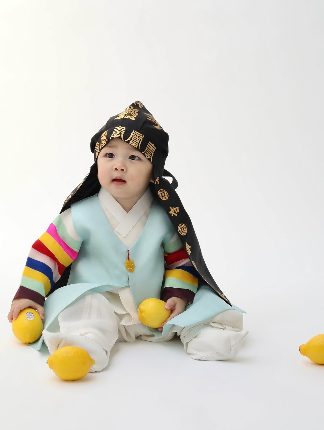ia_hanbok 게시물 이미지: 맑은 옥하늘빛 색동한복🩵

#ia_hanbok #이아한복
#남아돌한복 #색동한복 #돌한복대여
