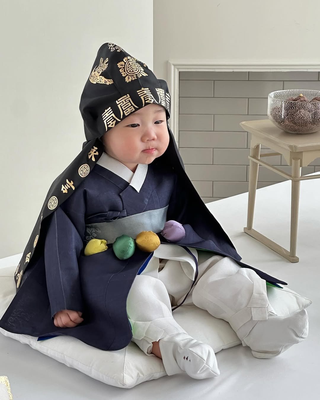 ia_hanbok 게시물 이미지: 네이비 두루마기는 심플하면서도 시크한 분위기를 연출합니다.

#고급돌한복...
