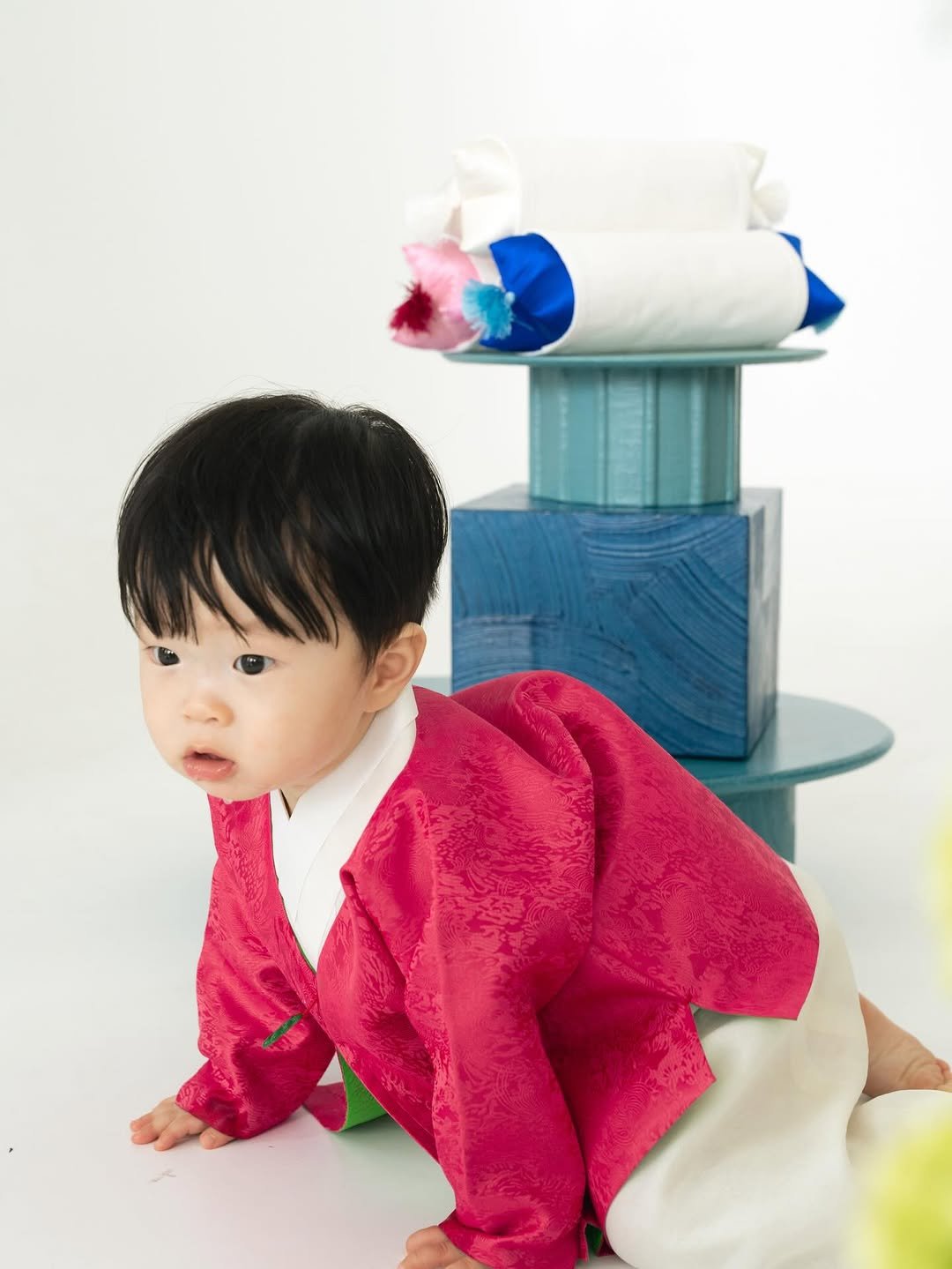 ia_hanbok 게시물 이미지: 양단의 고운 결이 아기의 첫 순간을 더 특별하게 감싸줍니다. 작은 손짓, 작은...