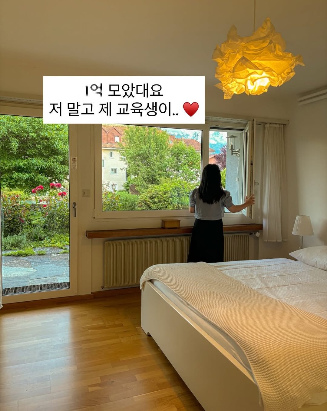 Photo by 다다 on February 24, 2026. May be an image of bed, mattress, headboard, bedroom, outdoors and text that says '1억 모았대요 요 저 말고 제 교육생이..'.
