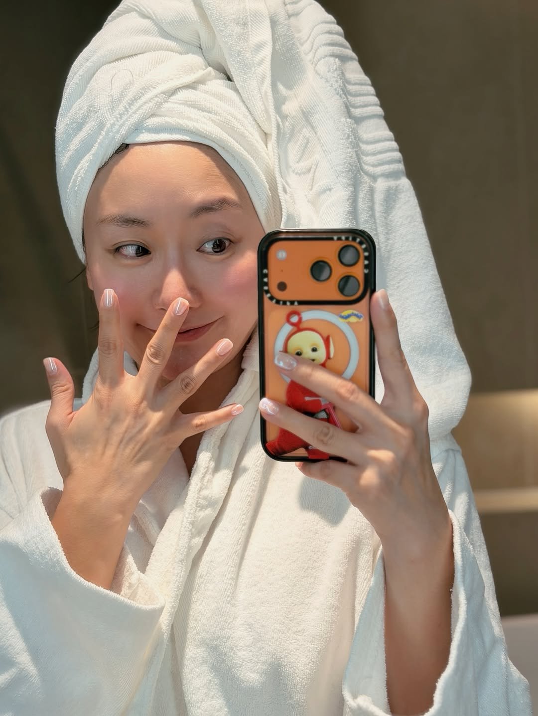 Photo by 몰디 / 김지형 on February 23, 2026. May be a selfie of sleepwear, phone, bath robe, shower, robe and text.